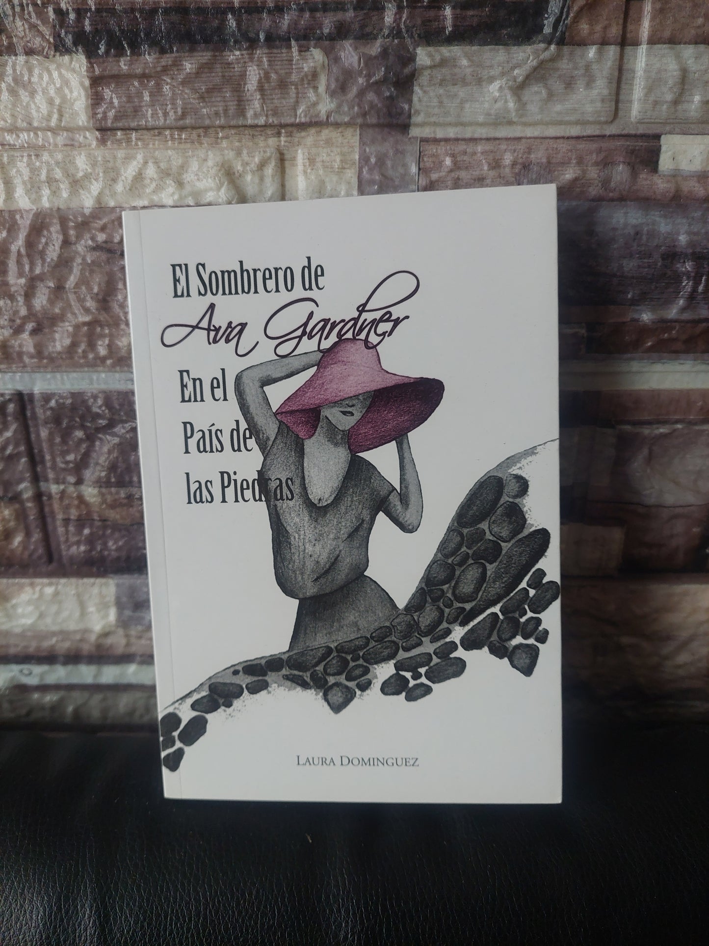 El sombrero de Ana Gardner en el país de las piedras - Laura Dominguez