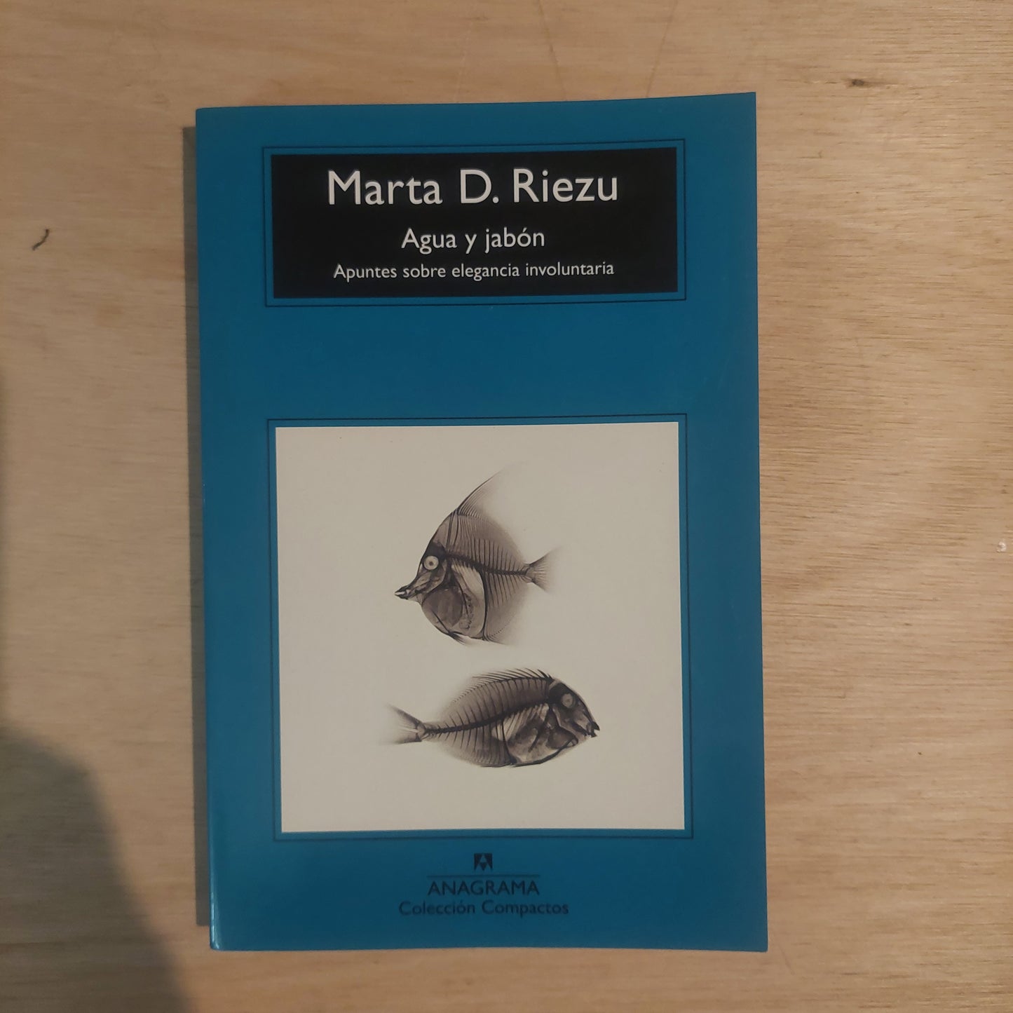 Agua y jabón. Apuntes sobre elegancia involuntaria - Marta D. Riezu (como nuevo)