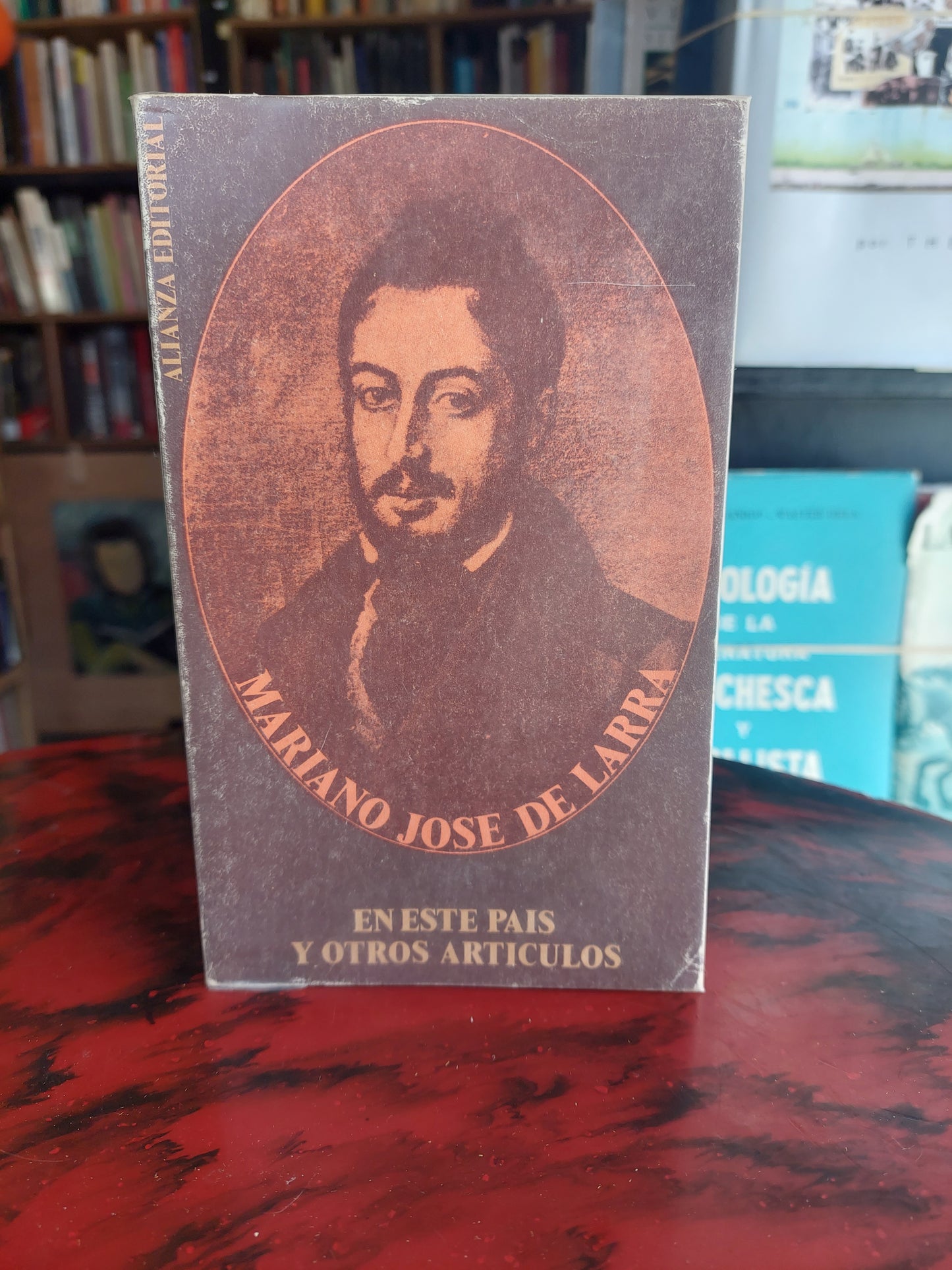 En este país y otros artículos - Mariano José de Larra