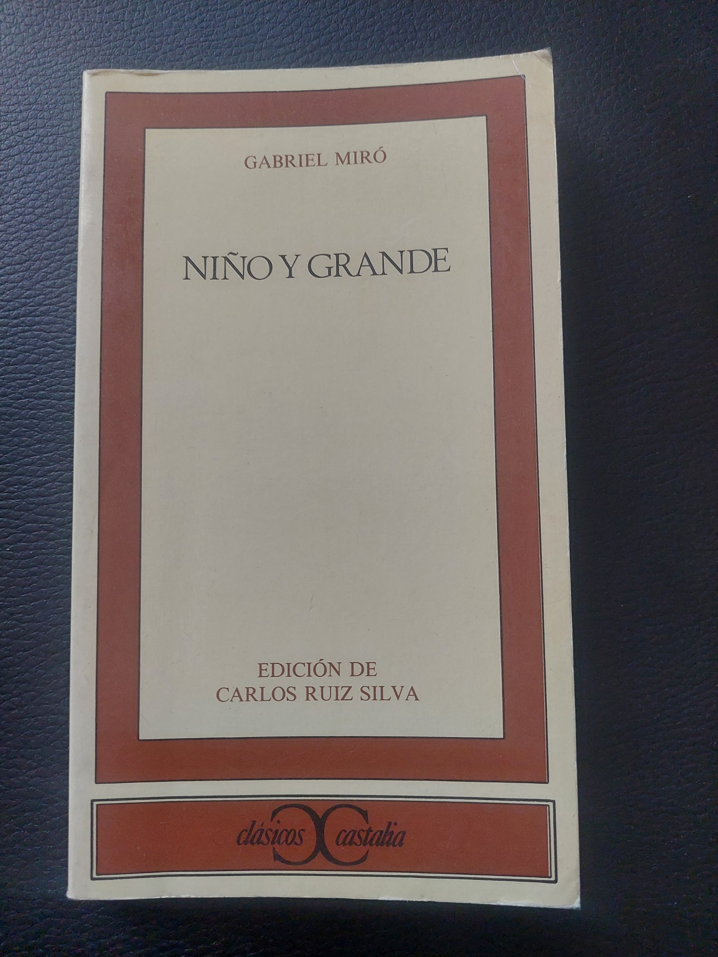 Niño y grande - Gabriel Miró