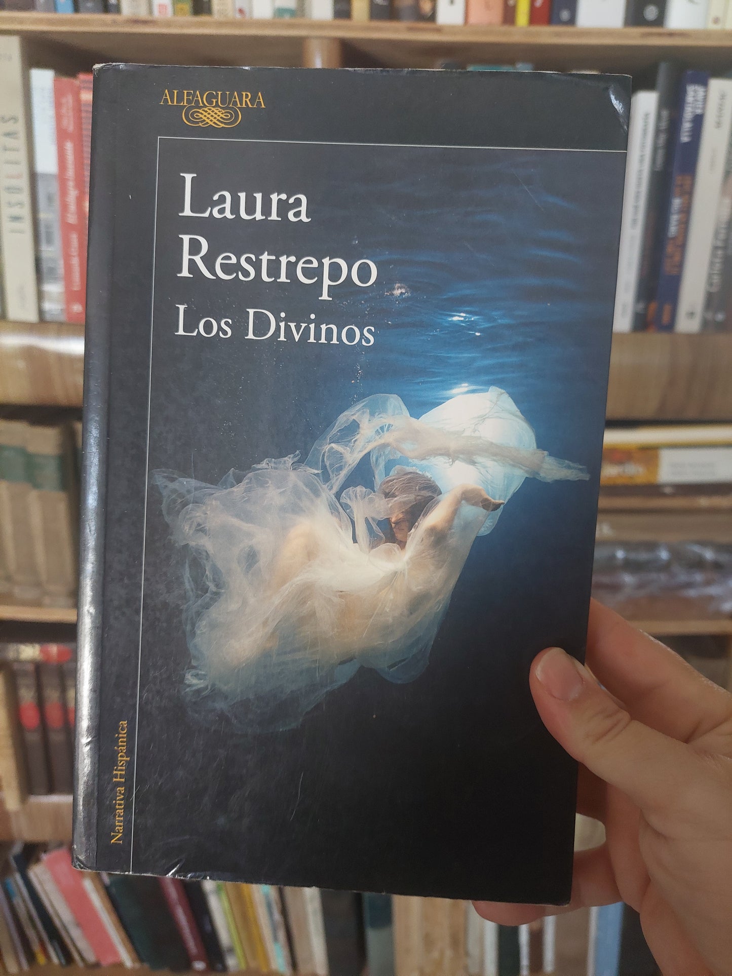 Los divinos - Laura Restrepo