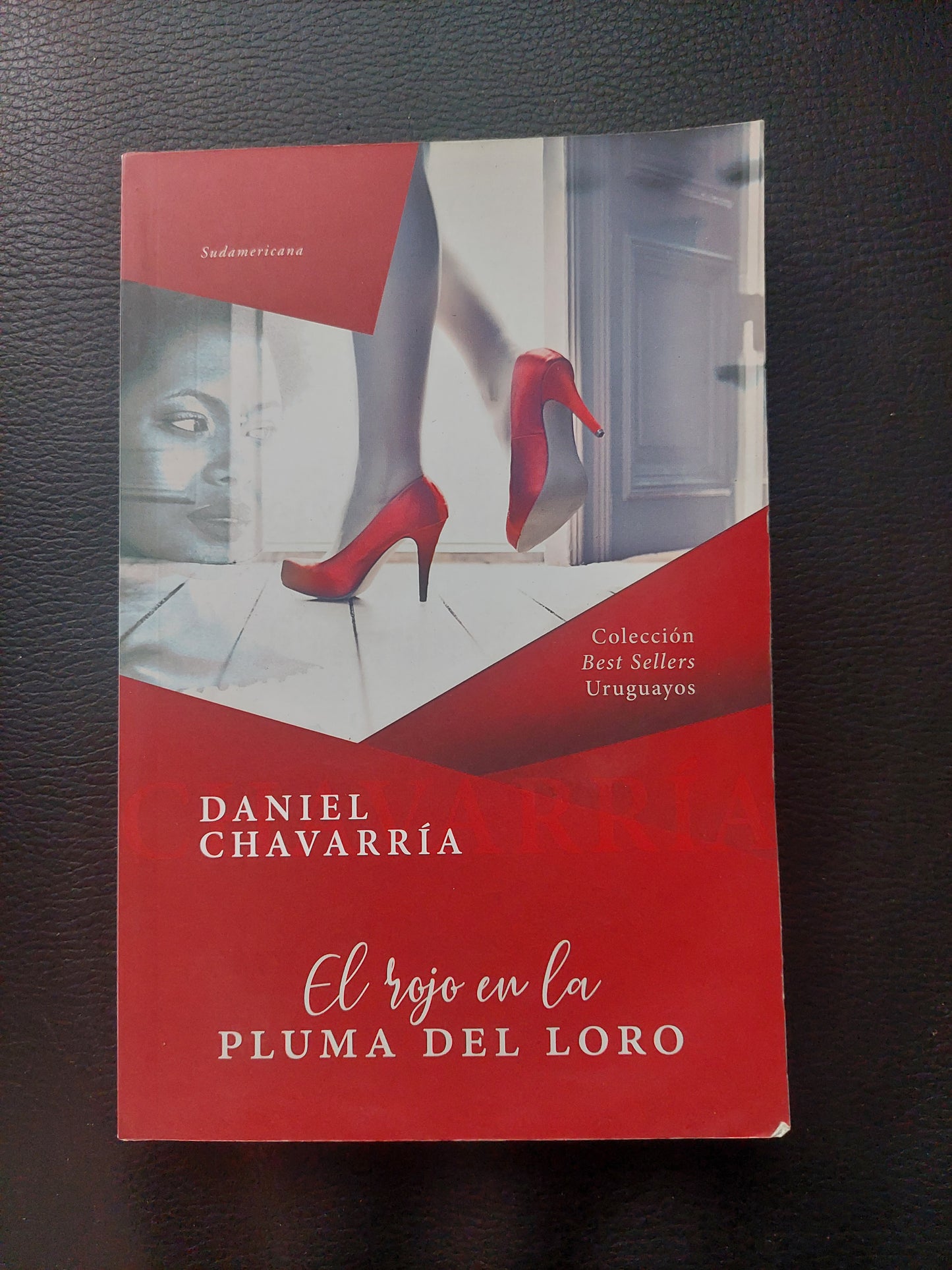 El rojo en la pluma del loro - Daniel Chavarría