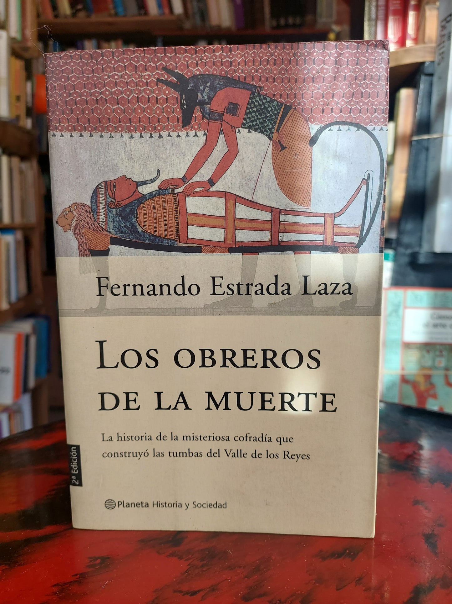 Los obreros de la muerte. La historia de la misteriosa cofradía qué construyó las tumbas del Valle de los Reyes - Fernando Estrada Laza