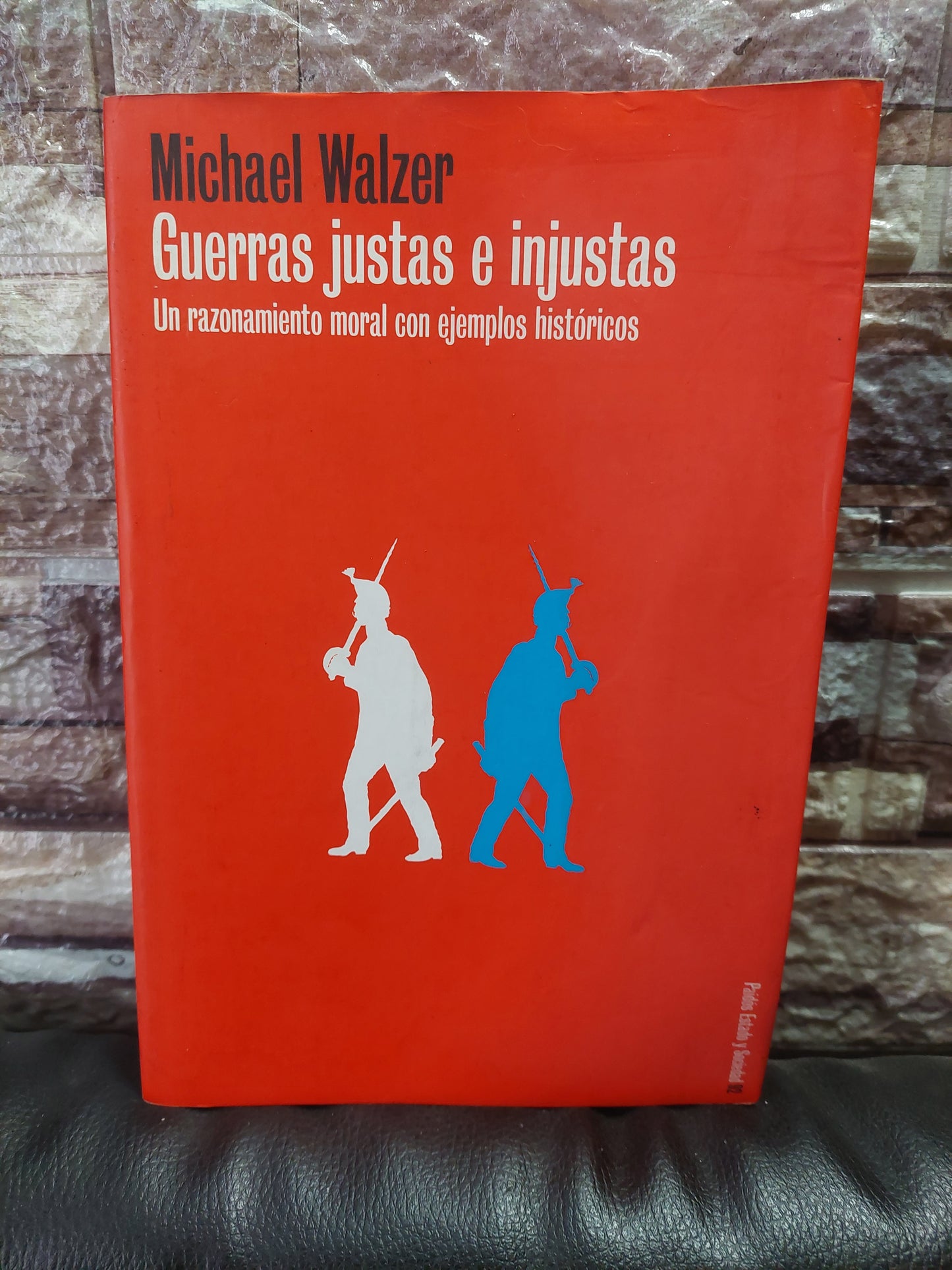Guerras justas e injustas - Michael Walzer (detalles de humedad en tapa)