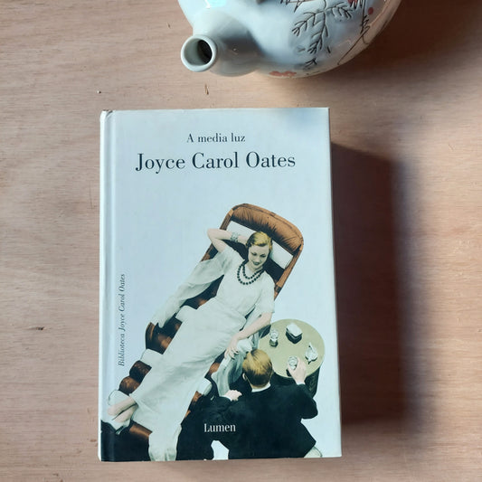 A media luz - Joyce Carol Oates (como nuevo, tapa dura)