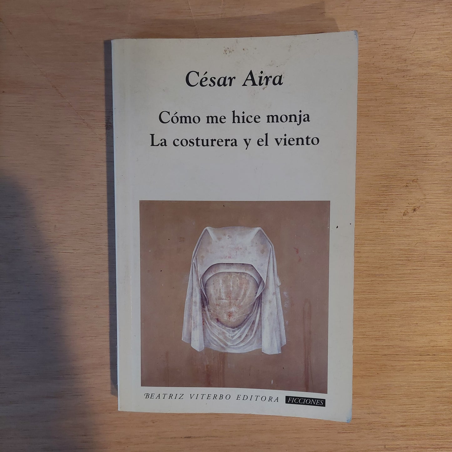 Cómo me hice monja/La costurera y el viento - César Aira