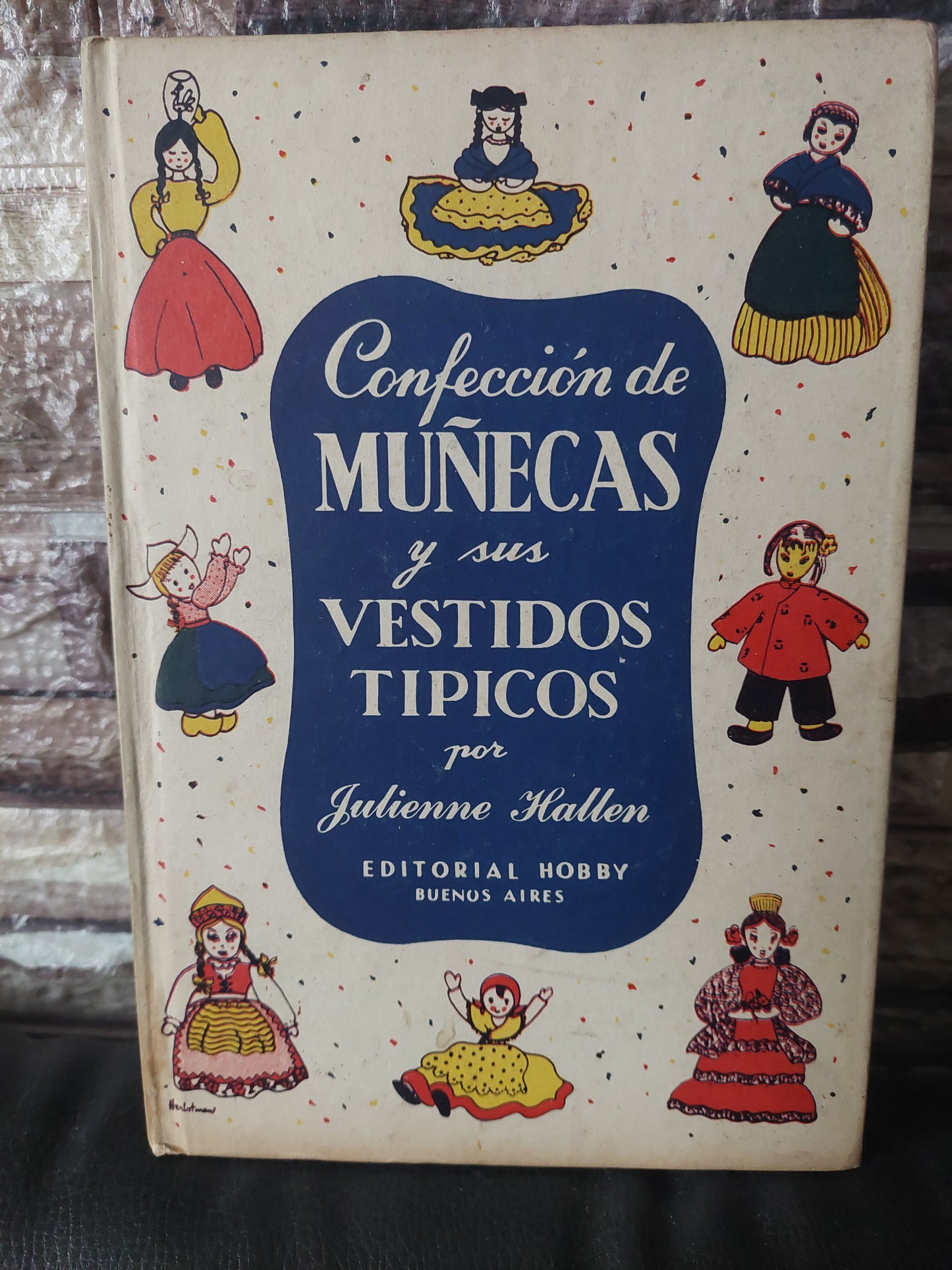 Confección de muñecas y vestidos típicos - Julienne Hallen. 1951