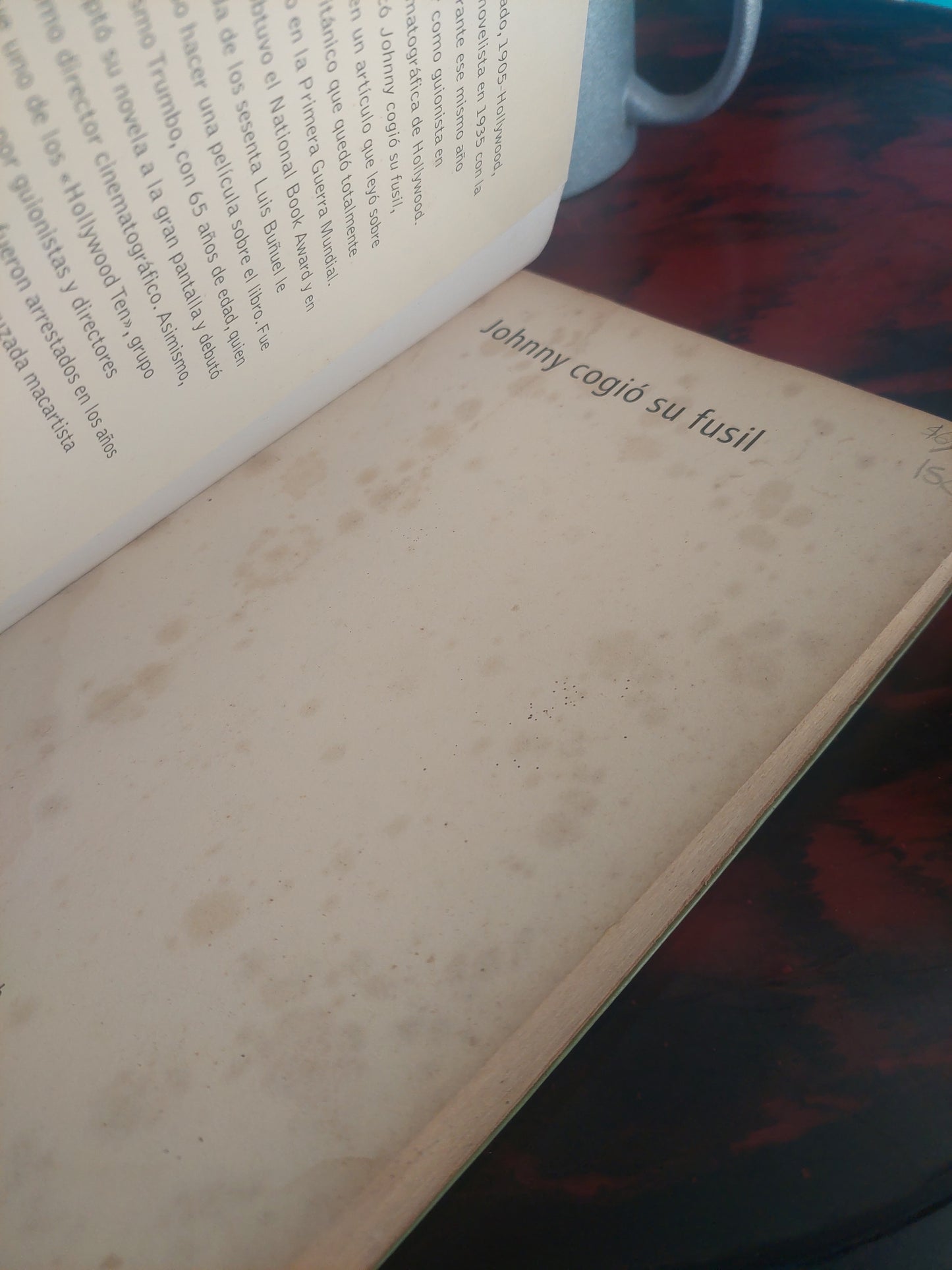 Johnny cogió su fusil - Dalton Trumbo (detalles de humedad)