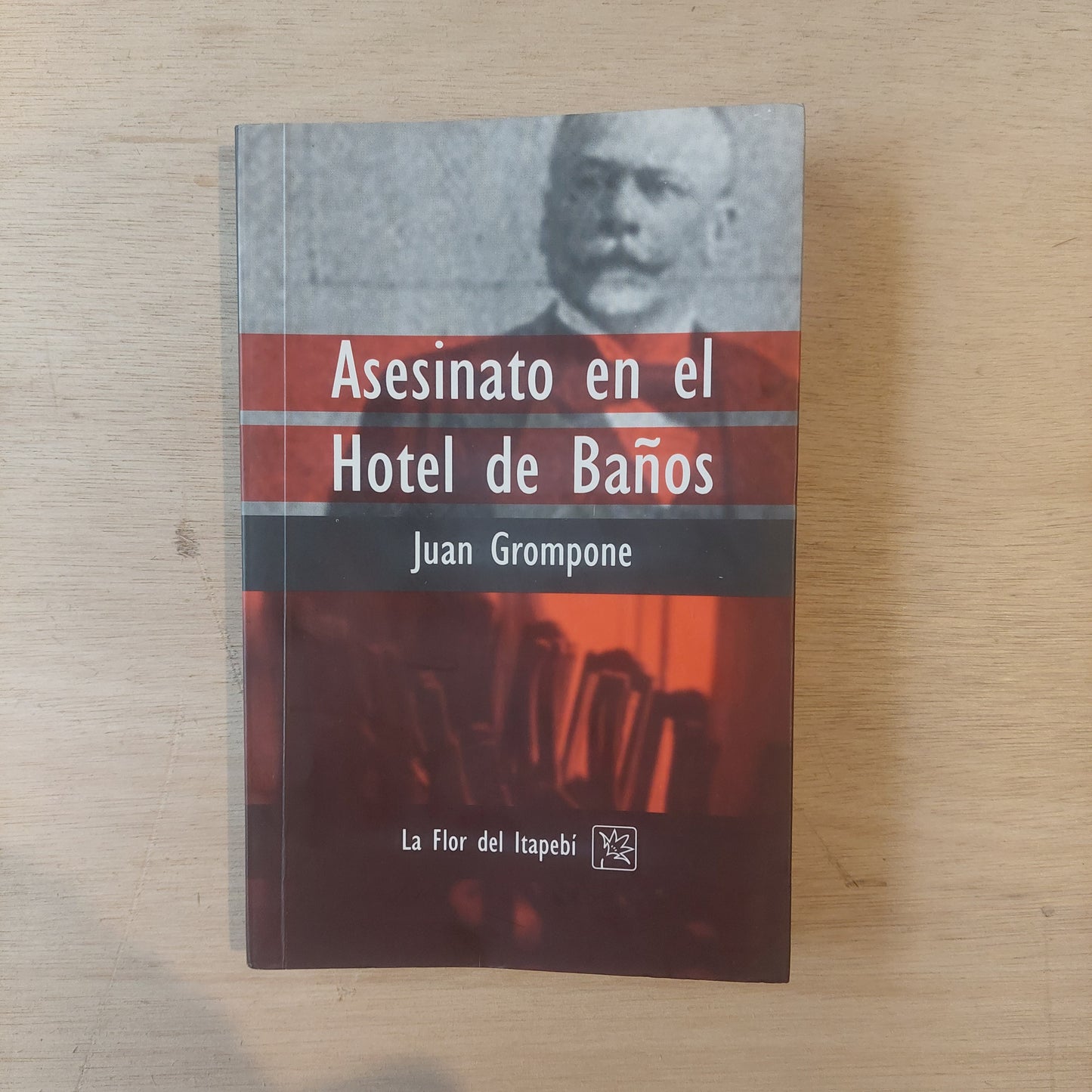 Asesinato en el hotel de baños - Juan Grompone
