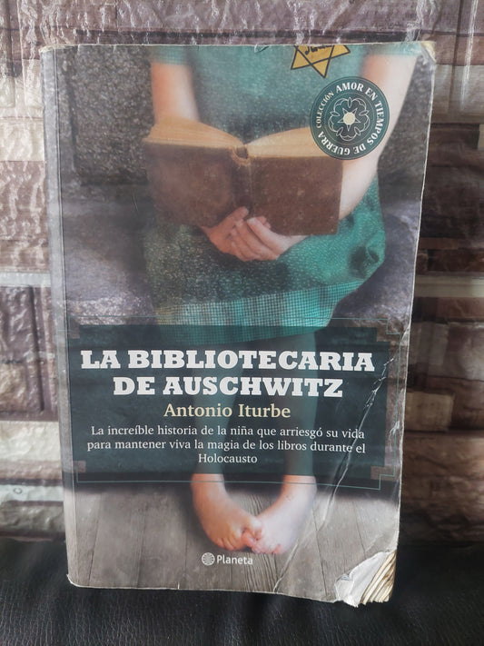 La bibliotecaria de Auschwitz - Antonio Iturbe (detalles de humedad)
