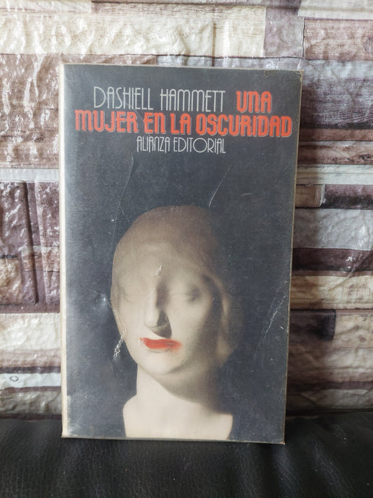 Una mujer en la oscuridad - Dashiell Hammett