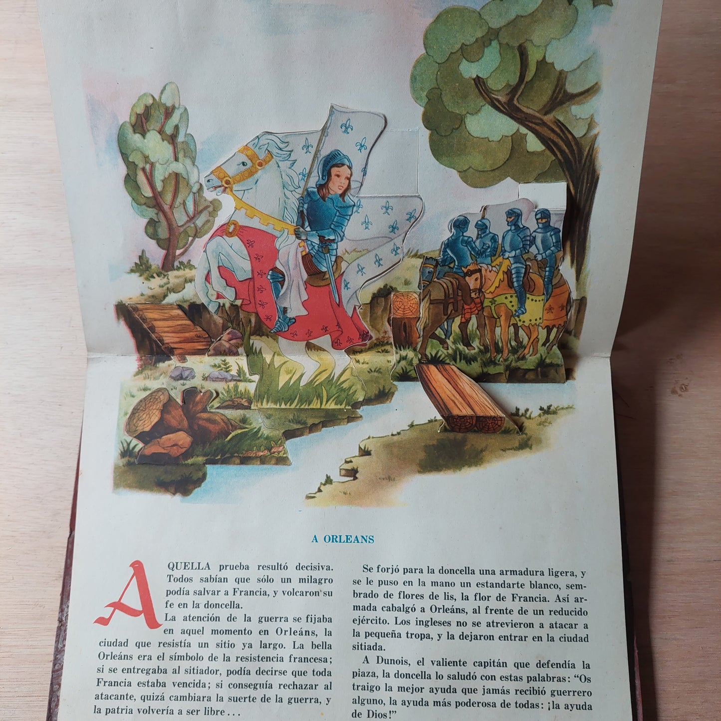 Juana de Arco. Libro pop-up - Héctor Sanchez Puyol (Héctor Germán Oesterheld). 1949