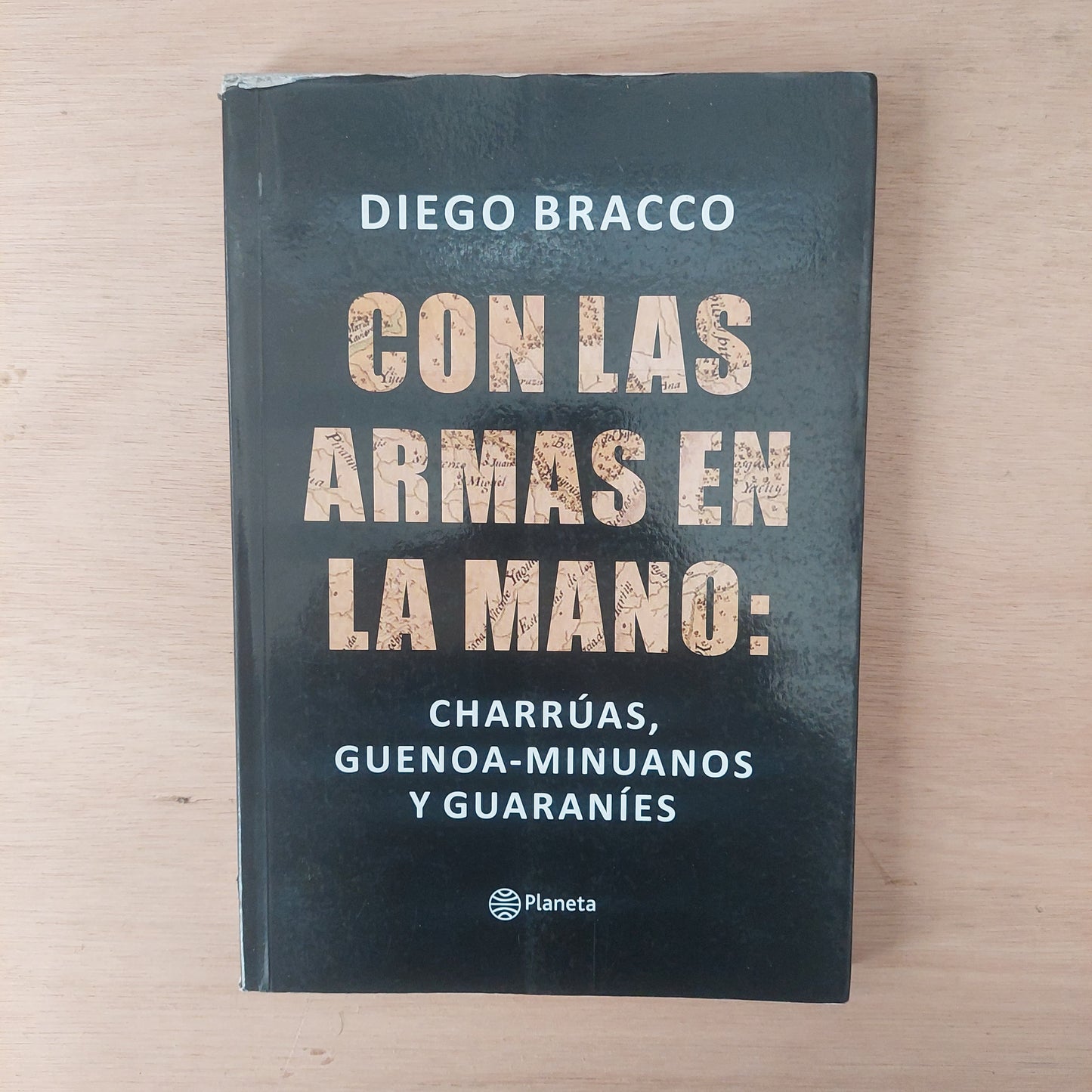 Con las armas en la mano: charrúas, buenos-minuanos y guaraníes - Diego Bracco