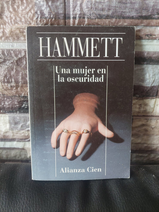 Una mujer en la oscuridad - Hammett
