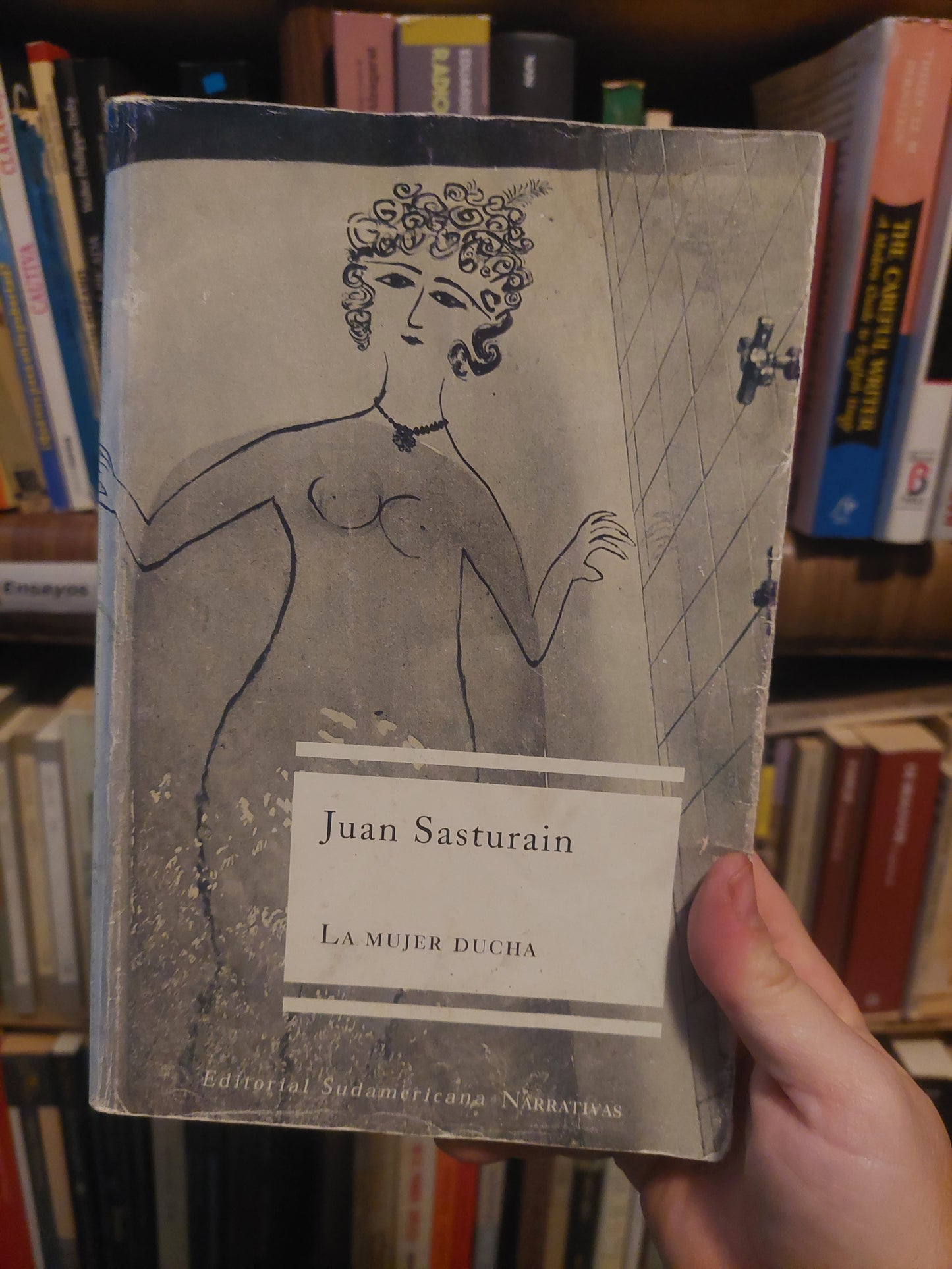 La mujer ducha - Juan Sasturain