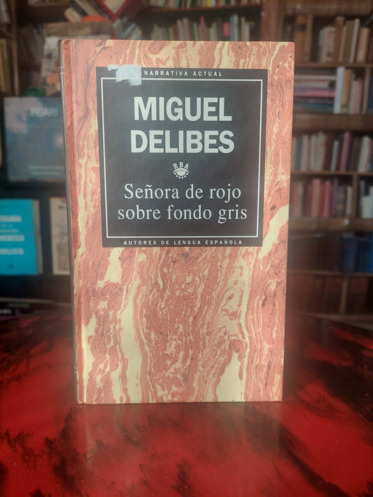 Señora de rojo sobre fondo gris - Miguel Delibes