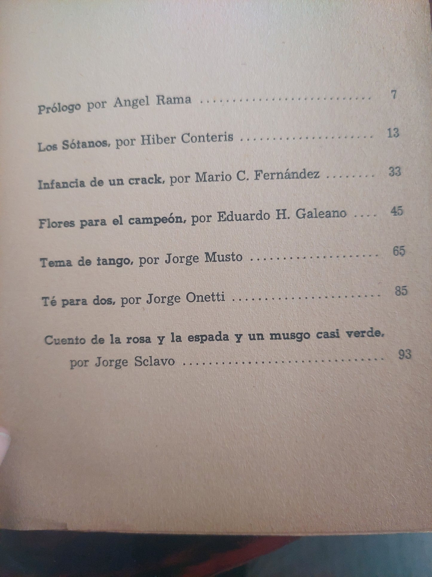 Aquí. Montevideo, gentes y lugares