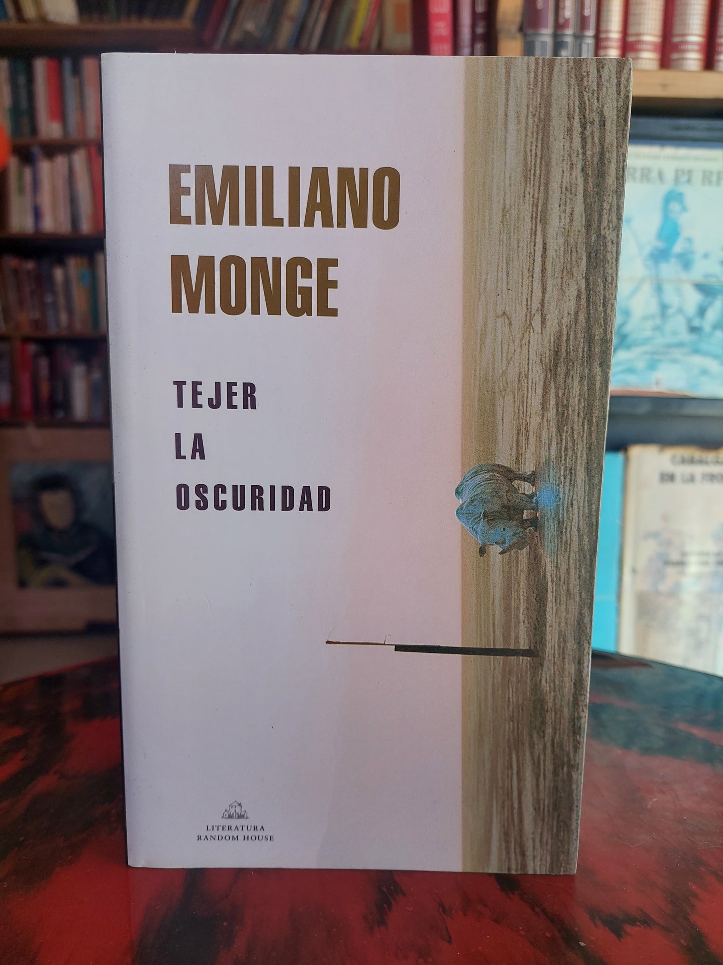 Tejer la oscuridad - Emiliano Monge