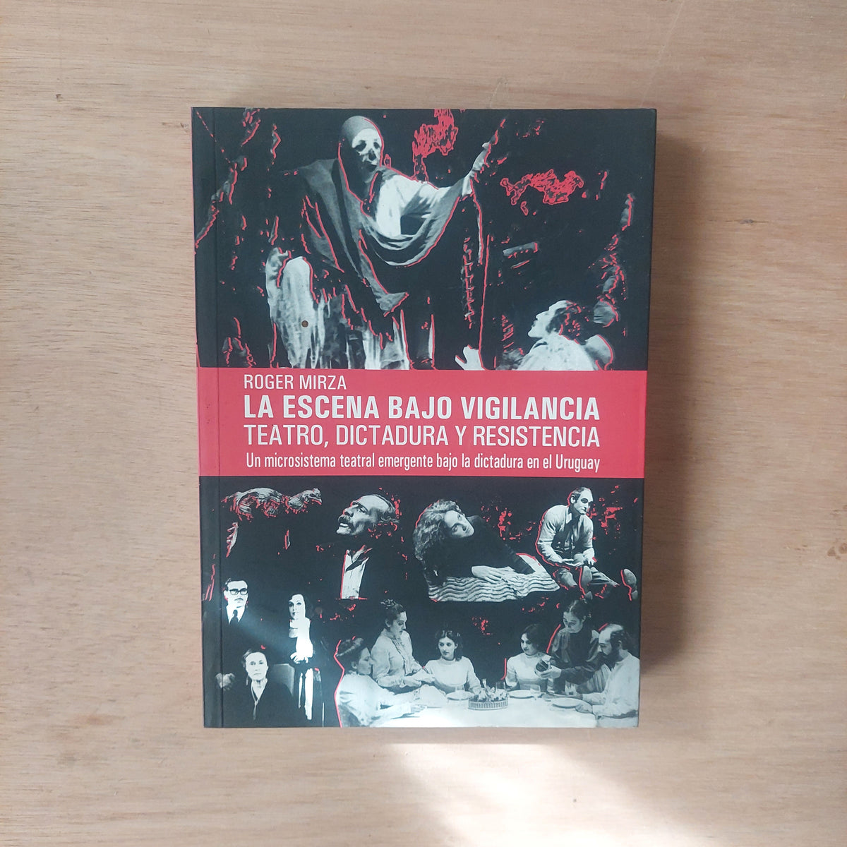 La escena bajo vigilancia. Teatro, dictadura y resistencia - Roger Mirza (dedicado y firmado por el autor)