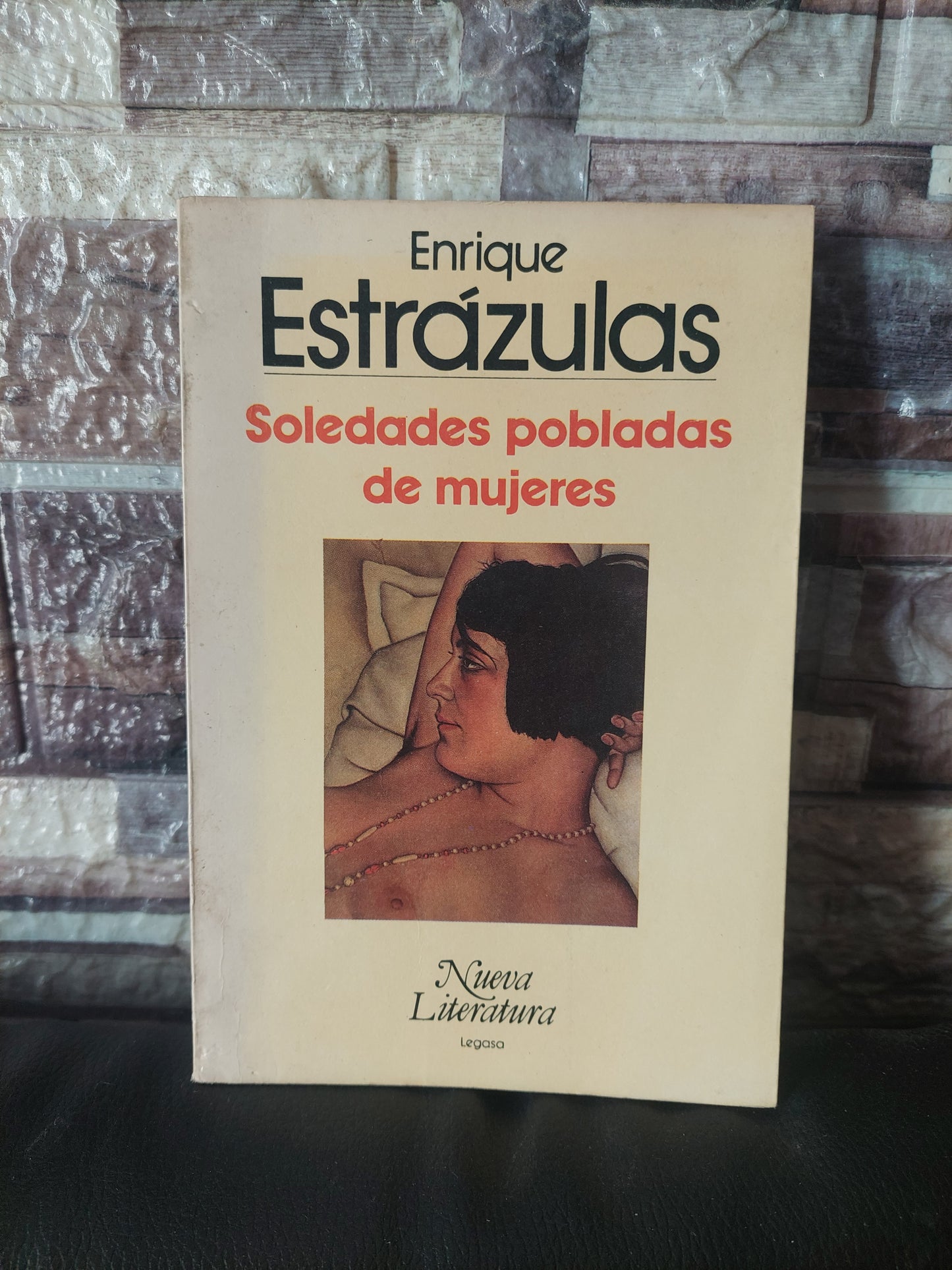 Soledades pobladas de mujeres - Enrique Estrázulas